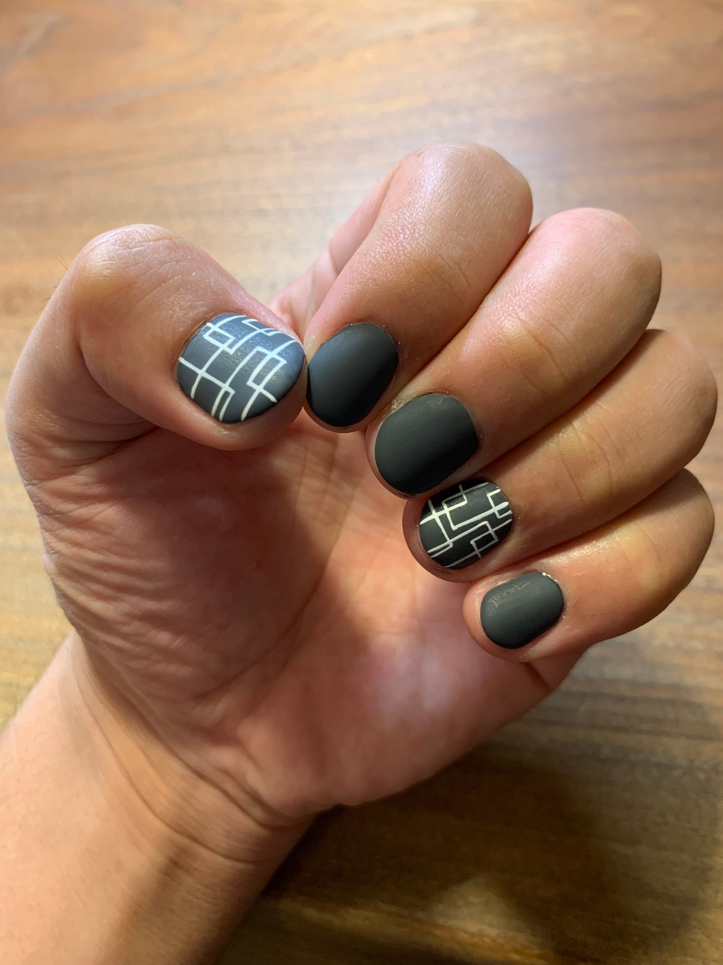 ちゃーん♡ on LIPS 「#ジェルネイル#メンズネイル#グレー#シンプル#シンプルネイル..」(1枚目)