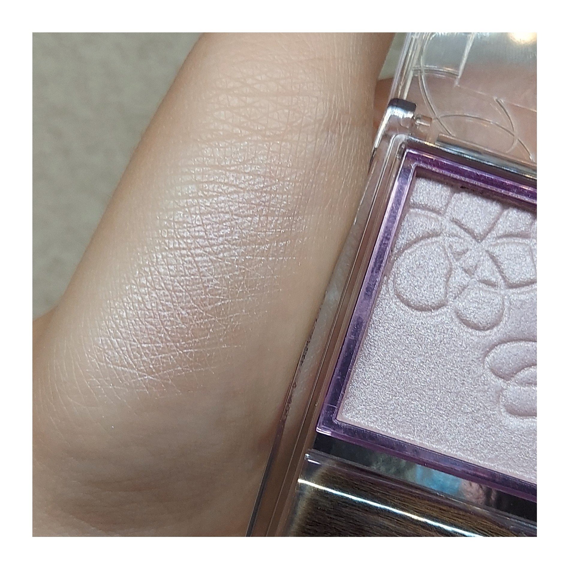 パールグロウニュアンサー/CEZANNE/パウダーハイライトを使ったクチコミ（2枚目）