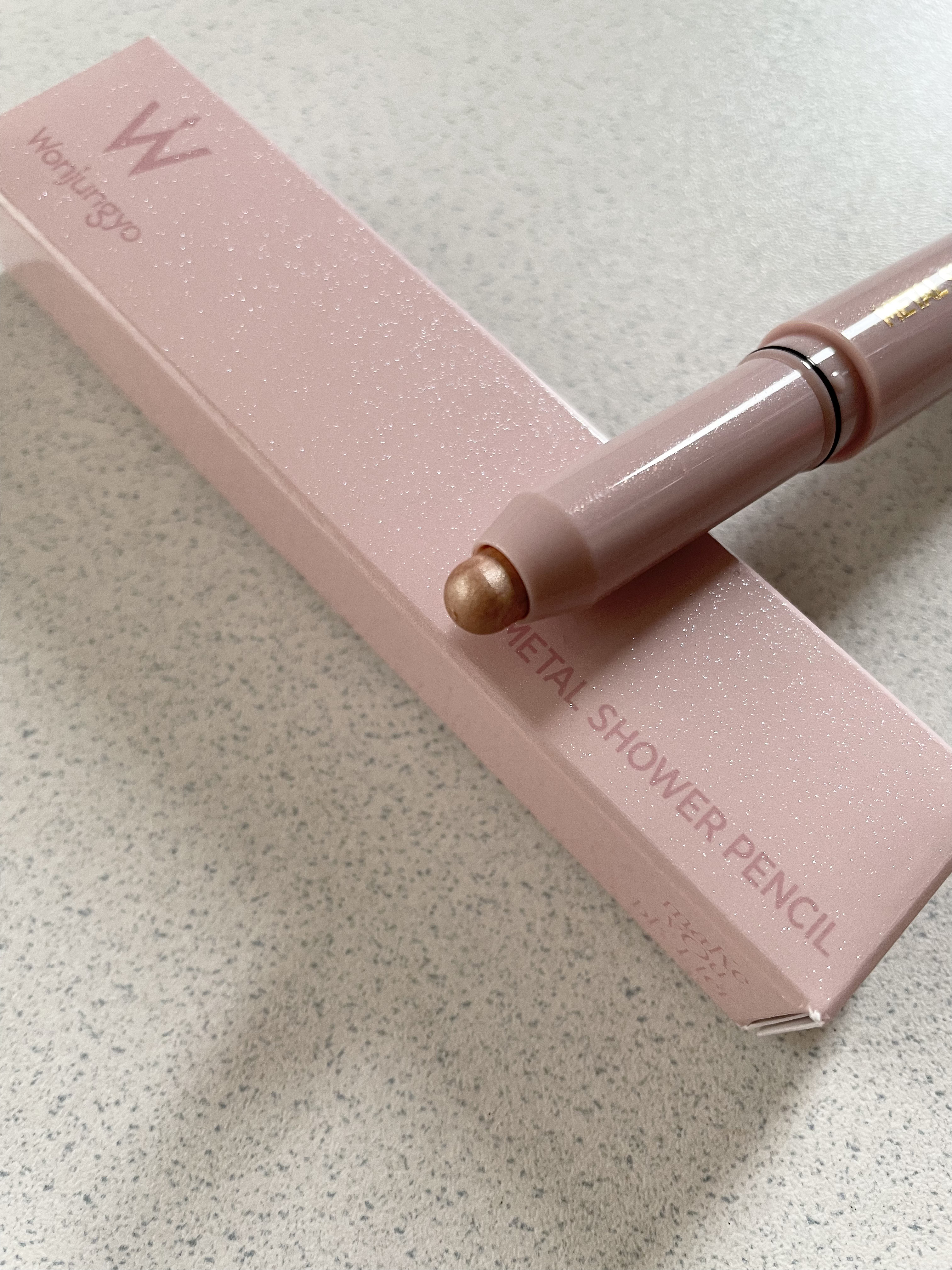 ウォンジョンヨ　メタルシャワーペンシル 03ブロンズベージュ/Wonjungyo/スティックアイシャドウを使ったクチコミ（2枚目）