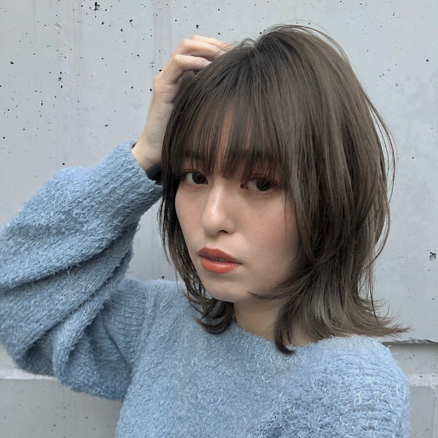 ヘアカラーアッシュグレーの女性