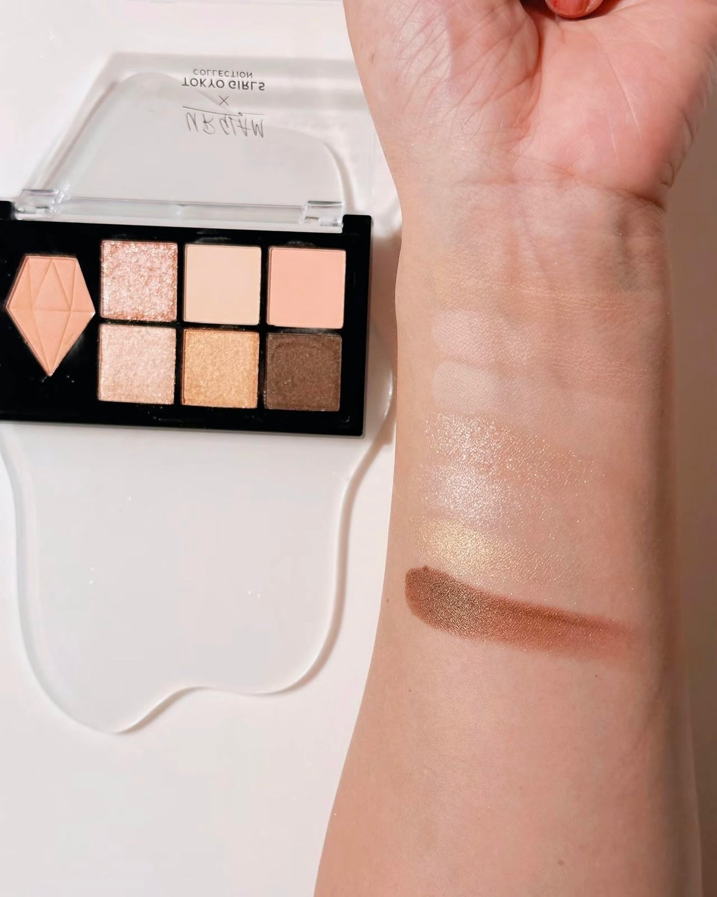 あここ 垢抜けメイクとスキンケア on LIPS 「ダイソーコスメで
話題になっているアイシャドウパレット🎨
買っ..」(4枚目)