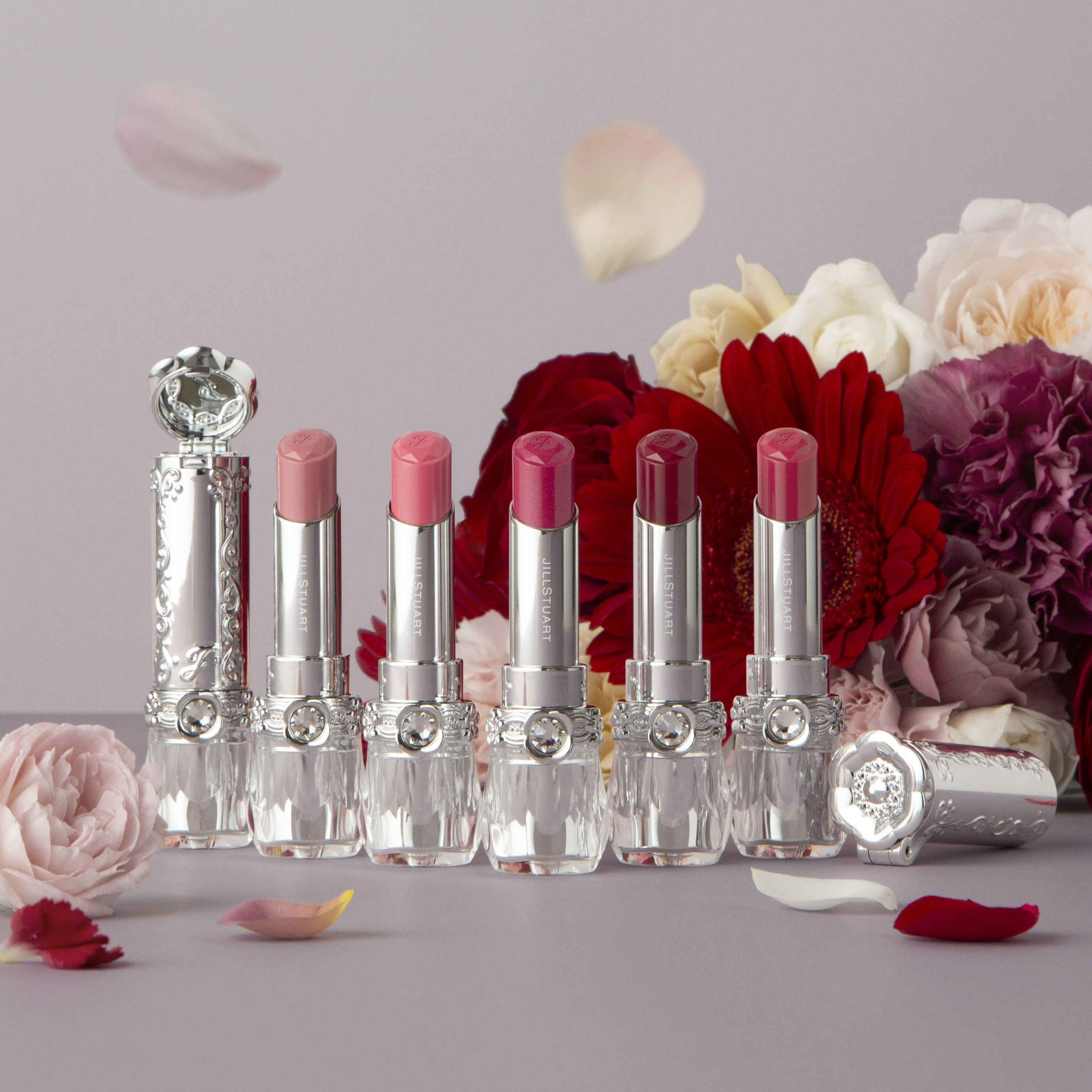 ツヤめく彩りが長時間続く、唯一無二の満開花リップ🌹
#リップブロッサムグロウ💄を8月2日(金)より発売開始！


「ルージュ　リップブロッサム」の色もち・ツヤ感・つけ心地の軽さ・
うるおい感をパワーアップし、花冠をテーマにしたJILL 