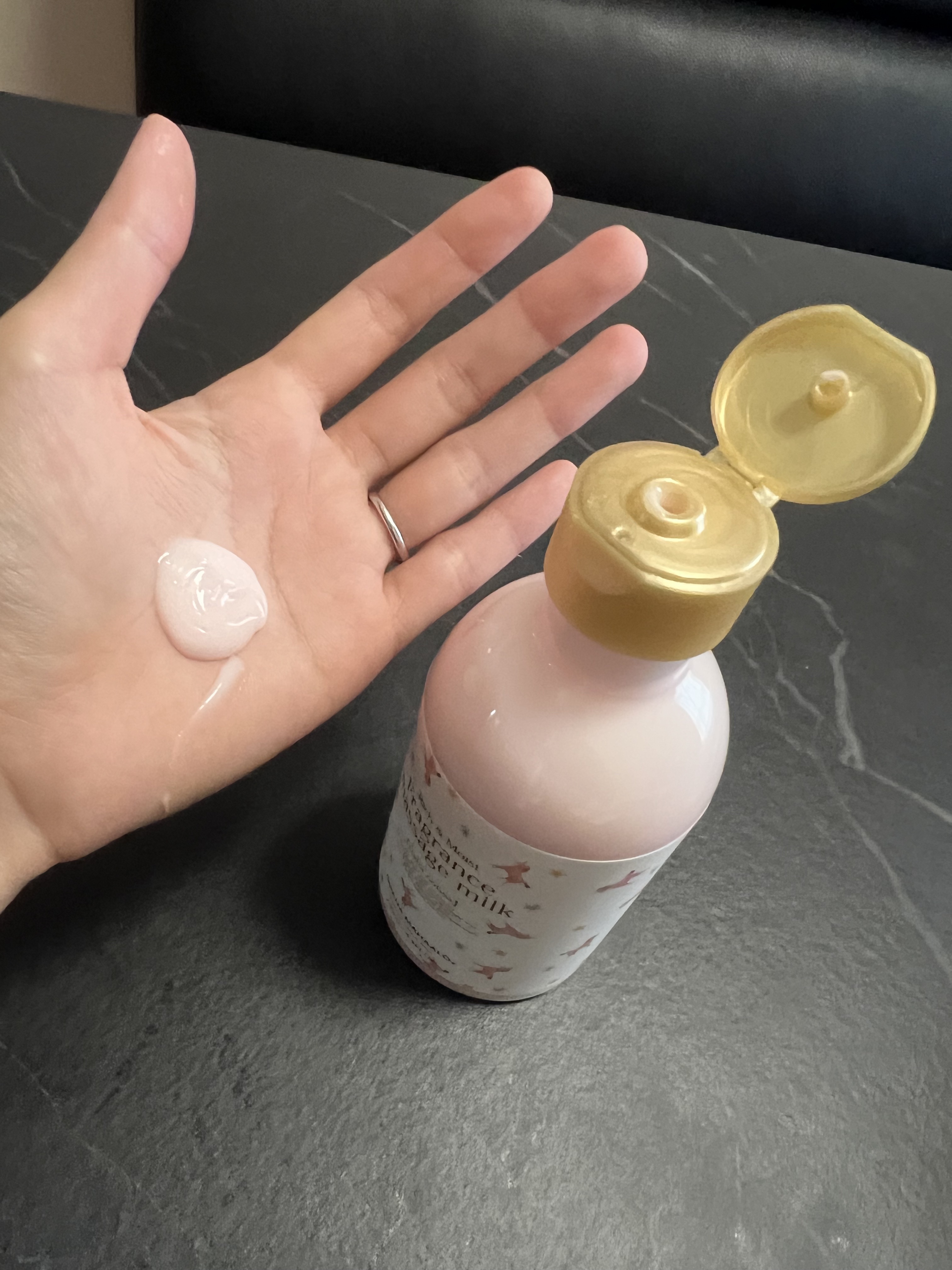 フレグランスマッサージミルク ハリーア ノヘア/OHANA MAHAALO/ボディミルクを使ったクチコミ（3枚目）