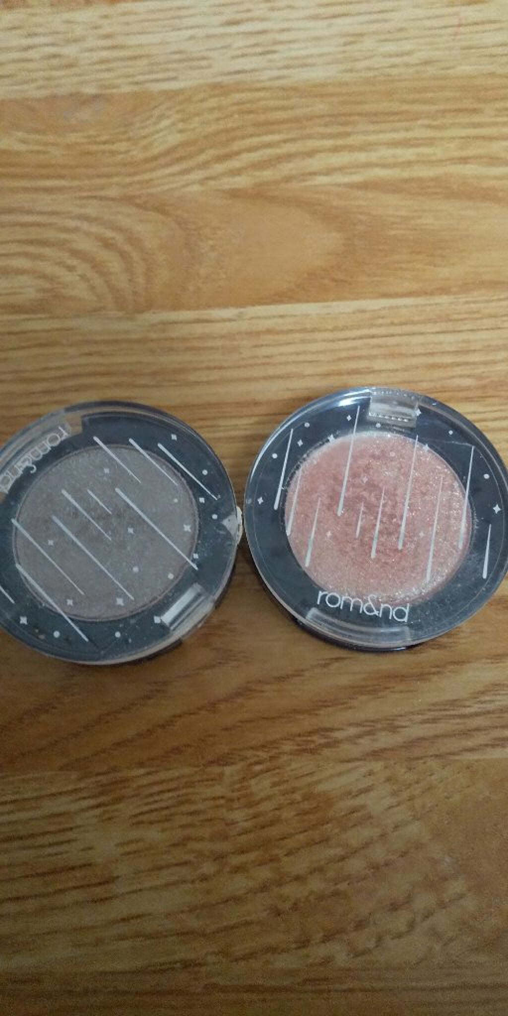 コスメと7MEN侍が大好き!! on LIPS 「ロムアンドのグリッターシャドウ右が03、左が04です。一個10..」(1枚目)
