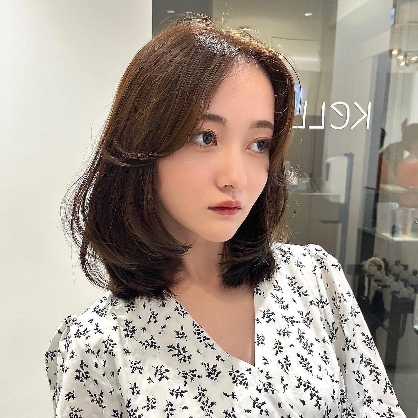 HARUNA on LIPS 「ミディアムレイヤースタイル✨✨..鎖骨ミディと、#たっぷりレイ..」(1枚目)