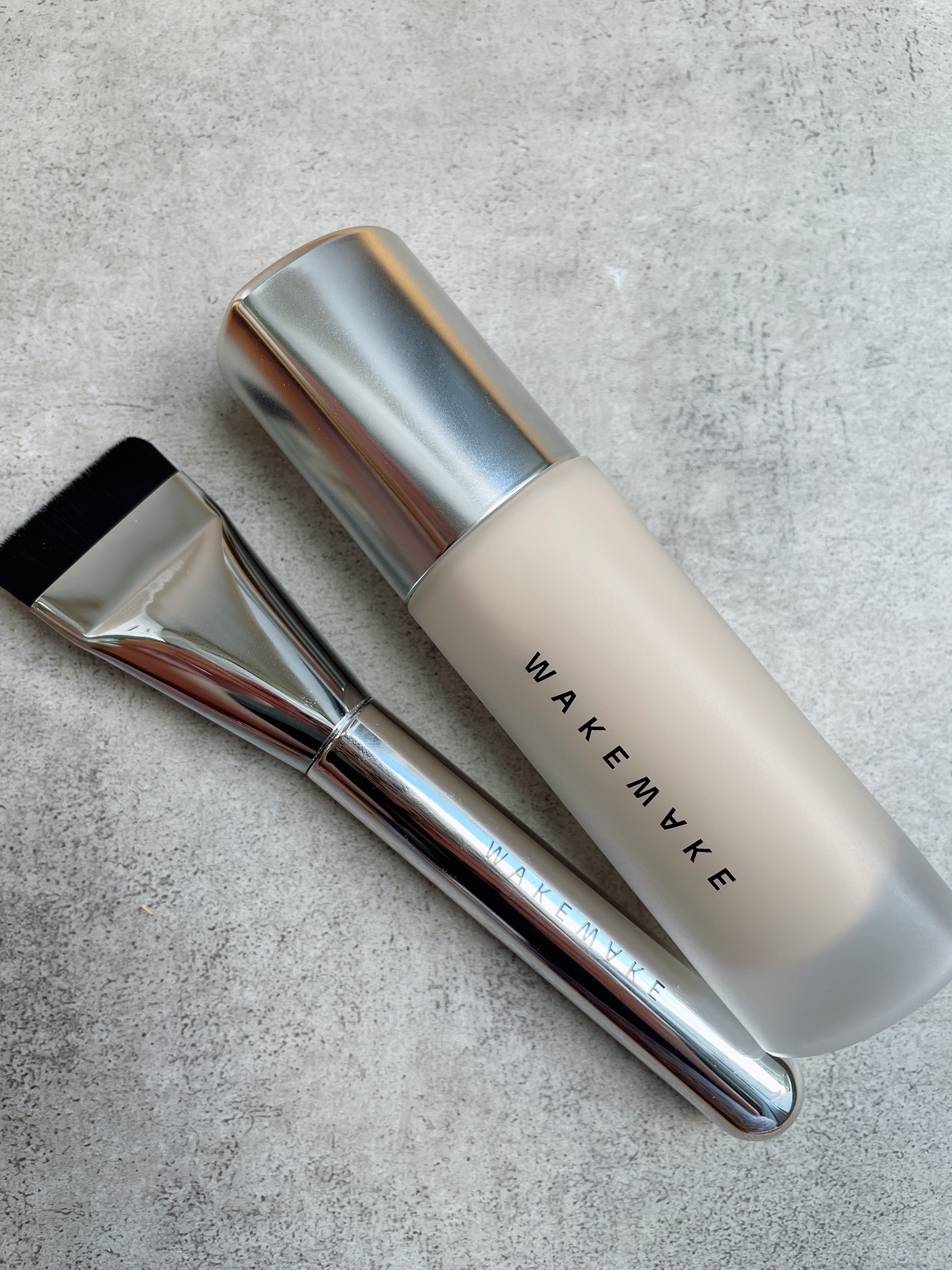 WAKEMAKE
ウォーターベルベットカバーファンデーション
water velvet cover foundation 
伸びが良く薄くて軽い密着感✨パウダリーな仕上がりですべすべ肌に💗

そしてこのブラシが優秀すぎた！スパチュラみたい