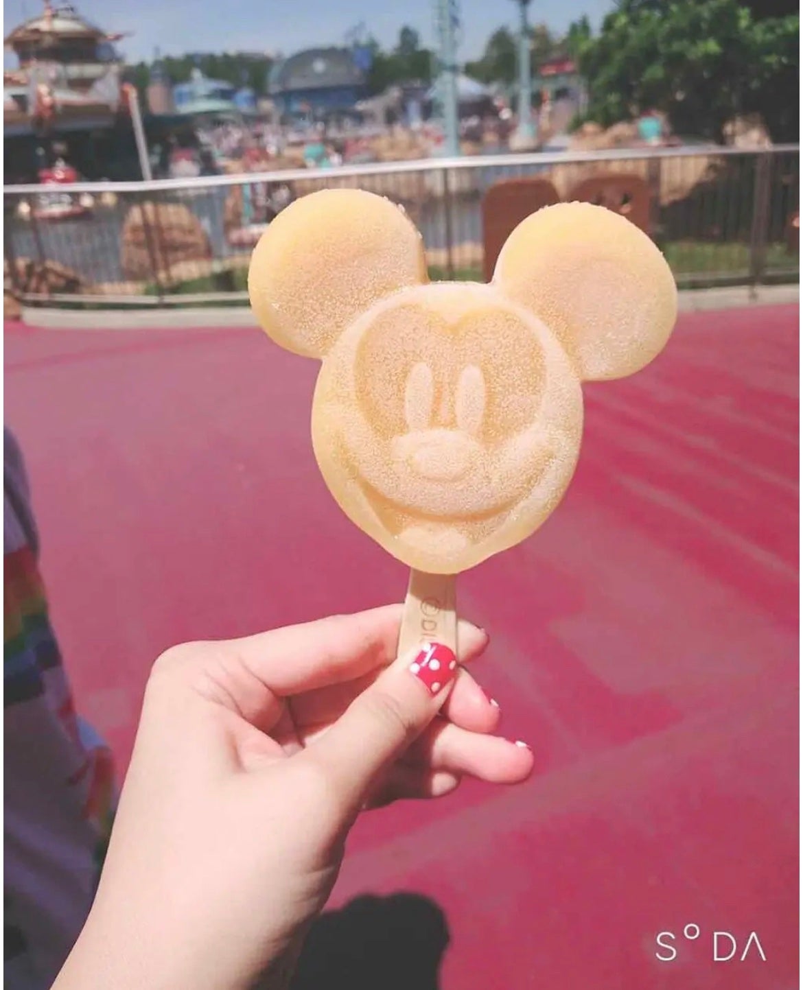 みにょん on LIPS 「簡単にとってもかわいいネイル💄💋用意するものは赤と白のネイルと..」(2枚目)