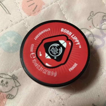 THE BODY SHOP ボーンリッピー リップバーム ストロベリーのクチコミ「唇にのせてみるとほんのり赤く色づいていい感じ😀
でも持ちは悪いから何度も塗り直す必要あるかも知.....」（1枚目）