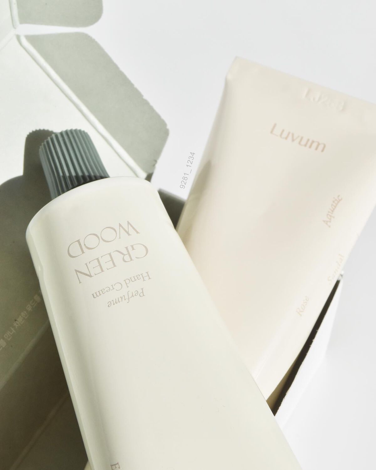 パフュームハンドクリーム ウッドローズ/Luvum/ハンドクリームを使ったクチコミ(5枚目)