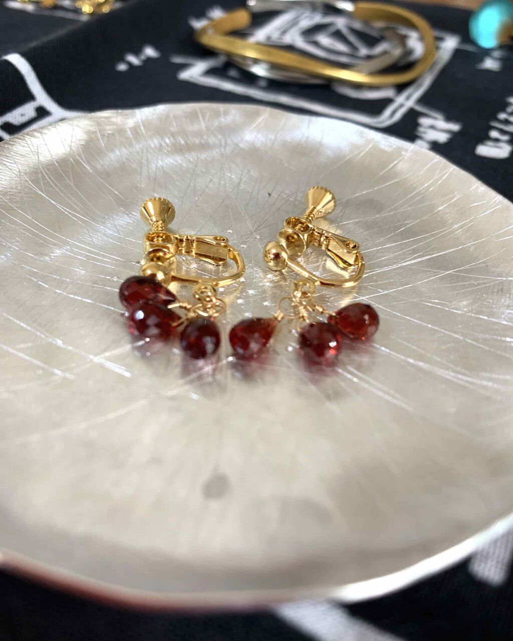 クロミミ on LIPS 「#クロミミアクセサリー辞典果実のような潤いに満たされた赤。今回..」(1枚目)