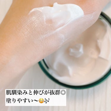 深呼吸したくなる香りに包まれる🌿
使い心地抜群のボディジェルクリーム

💚THE BODY SHOP
ウェルネス ボディジェルクリーム ユーカリ& ローズマリー

日々の基本を作る"呼吸"のことを考えて開発されたそう✨
とてもいい香りでゆっくり深呼吸したくなります😌
ユーカリとローズマリーがしっかり香るのですっきりリフレッシュ🌿
(肌に塗り込むと香りはほぼ無くなるので使いやすいと思います◎)

お風呂上がりだけでなくリラックスしたい時や気持ちを切り替えたい時に使うのも良さそう👌

クリームは肌馴染みと伸びが抜群によくて塗りやすい〜😳🎶
肌に溶け込んでしっとりすべすべになるのでたくさん肌を触りたくなります💗
しっかり保湿されるのにベタつかないのが嬉しい❣️

サイズは結構大きめでたっぷりクリームが入っているのでコスパ🙆‍♀️
ヴィーガン認証を取得しサステナブルなパッケージを使用しています💚

#THEBODYSHOP #ザボディショップ #プレゼントキャンペーン_ザボディショップ #ウェルネスボディジェルクリーム #ボディクリーム #ユーカリ #ローズマリー #提供 #ボディケアの画像 その2