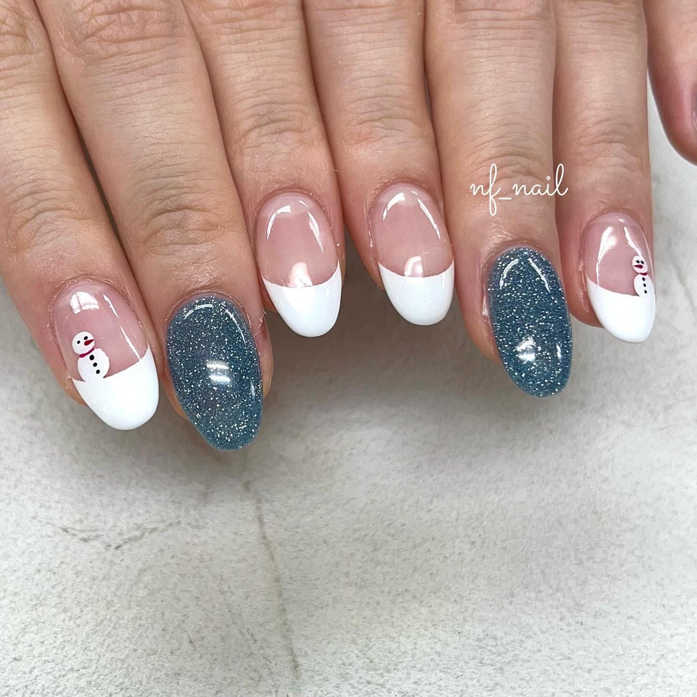 Natsumi◎nailist on LIPS 「ちょこんと雪だるま⛄️の乗ったフレンチ💅くすみブルーのフラッシ..」(1枚目)