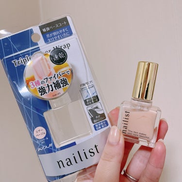 
🌟トリプルファイバーラップ/ネイリスト/KOJI

最近ネイルアイテム多めですね💅
ジェルネイルをお休みして自爪育成期間です。

新しいベースコートを購入しましたので、ご紹介いたします。
こちらは、ドラッグストアにて750円くらいで購入しました。

🌼ポイント
・3種のファイバーで強力補強
ファイバーが網目状に爪をガードするため、割れにくくなるようです。

・自爪を綺麗に見せるシアーベージュ
ナチュラルに綺麗に見せるカラー💅
ピンクパールが入っているのも嬉しい！

・速乾タイプ
せっかちな私にはぴったり！
塗った側から乾いてくれるので速乾しか勝たん💓


🌼使った感想
・カラー、カバー力
前回紹介したケアで、毎日薄く塗っています。
写真は全て5日目のものです。(5度塗り)
色補整は重ねないと感じられません。
公式サイトを見ても、色補整は☆3つ。もっとしっかりした発色が欲しい方にはクイックスムージングベースの方がおすすめです。

・速乾性、塗りやすさ
薄く塗れば1分で乾きます。
ただ、筆が大きいため、不器用さんは薄く塗るのがやや難しいです。一気に仕上げるという点では、かなり楽になります。
結構ムラにもなりやすいです…😂😂
ベースコートとして使ってカラーを重ねるなら問題ないかもしれませんが、これだけで仕上げるなら三度塗りは必須かと💦

・ファイバー、繊維
ファイバー…？？目視できる繊維！！
モケモケが結構入っています。
爪の補強だと思えば我慢できますが、仕上がりの綺麗さを求める方は気に入らないかもしれません。こういうネイルだと思えば問題なし！！
薄く塗るとまあまあ目立ちます。ファイバーのせいでムラに見えるのかもしれません。

・補強
結構強くなります。
少し押すとぐにゃんと曲がる爪が、強く押さないと曲がらないくらいには補強されています。
また、多少ぶつけたくらいでは折れなくなりました。

🌼こんな人におすすめ！
・とにかく補強をしたい人
・ナチュラルカラーのベースコートが好きな方
・爪が大きく、太い筆で一気に塗りたい方

🌼おすすめできない人
・ファイバーが気になる仕上がり重視な方



🌼写真の説明
1〜3枚目→フラッシュなし/フィルターあり
4枚目→フラッシュあり/フィルターあり
(フィルターは全てLINEカメラのベイビー使用)

親指は2.3ヶ月前にぶつけてしまい、一部が黒くなっています。カバー力の参考にしてみてください。

🌼最後に
個人的にはかなり好きなベースコートです。
自爪育成にはぴったりだと思いました！
モケモケが気になる人は、最後にトップコートを塗ってもいいかもしれません。写真では伝わりにくくてすみません。

リピートは考え中です。
おすすめのベースコートがありましたら、ぜひ教えてください🙏

○追記2022/01/19○
写真を追加しました。
5枚目→一度塗り/フラッシュなし/フィルターあり

#ベースコート #ネイル
#ネイルケア　#自爪育成  #綺麗は指先から の画像 その0