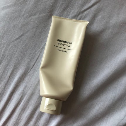 無印良品 3種の植物オイル ボディクリームのクチコミ「\香りは良いけどリピなし!無印のボディクリーム/
柑橘系のような自然な香りに惹かれ購入したの.....」(1枚目)