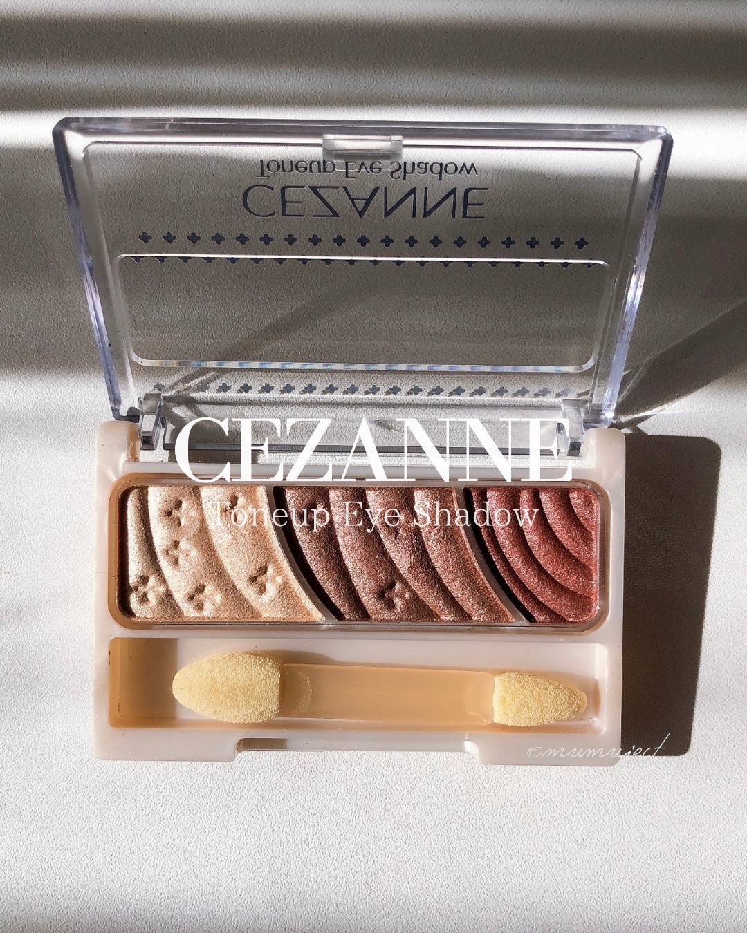 …✦…✦…✦

この色大好き。

#CEZANNE
#トーンアップアイシャドウ

07 レッドブラウン

セザンヌのトーンアップアイシャドウシリーズ。
これすごく昔からありますよね。
チープな見た目に反してかなり優秀なので、ずっと手元に置い