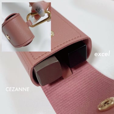 【プランパー🤎】excel新作ベージュ🐻‍



excel リップステディ

【color】 ブライズメイド SD01

👛 1980円


.


永遠に変わらない魅力を秘めた
ベージュだけを厳選し、どんなシチュエーション
にも使える極上ベーシックカラー🤎

ベージュに赤みを数滴混ぜたような
ニュアンスカラーにシアーな発色で
程よい血色感を与えます。


~


【ブライズメイドSD01】

可憐で繊細なローズベージュ


スウォッチだとベージュが強めだけど
私の唇だとローズ感が強くなった気がします🤎

ベージュはこういうカラーを集めちゃう、🥺‪‪


乾燥を防ぐ美容液97％の
トリートメント感覚リップで

3Dヒアルロン酸 コラーゲン 10種の植物オイル配合

オイル膜を形成してくれるので
ヨレや落ちにくい処方になっていますᐡ ̳ᴗ  ̫ ᴗ ̳ᐡ♩


しかもそれだけじゃなくて流行りのプランプも♡
じんわり心地よい温感と清涼感。
 
実は使用するまで知らなくて清涼感で気付いたよ😂痛さはなかった 〜 ！

ただ高級感があるお洒落なパケだけど
使用する時にカチカチなるのが微妙でした💭

今なら数量限定でリップケースも貰えるから
買っちゃった🥺
同じサイズ感のリップが２本はいるのがちょうどいい🖇
私はPLAZAで購入しました🥰

.

ぜひチェックしてみてくださいね！

最後まで呼んで下さりありがとうございます🙏🏻

.

#excel #エクセル #リップステディ #ベージュ
#リップスティック #プランプリップ #新作
#リップケース #今月のご機嫌コスメ #いいね返し
#正直レビュー #コスメ好きさんと繋がりたい






の画像 その2