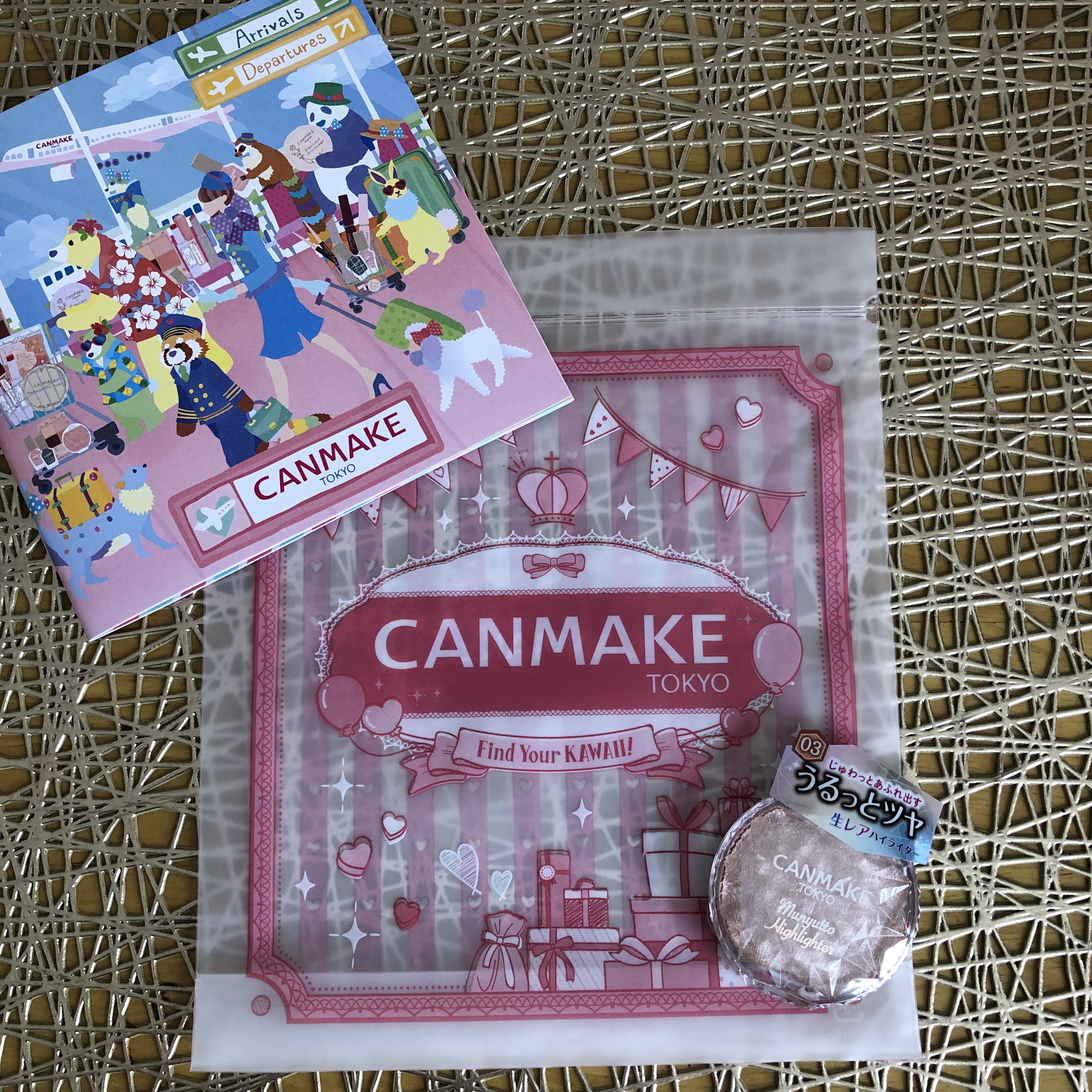 皆さん❣️🤗
こんにちわぁ〜🎶

今回はLIPSのプレゼント🎁でいただいたぁ🎀
ありがとうございますぅ🥺
大切に使います💫

キャンメイク
むにゅっとハイライター
03　ウォームルチル

その名の通り👆‼️
指でさわるとむにゅ