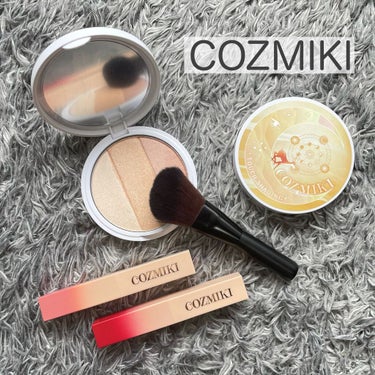 .
♡COZMIKI

. ୨ෆ୧┈┈┈┈┈┈┈┈┈┈┈┈┈┈┈┈୨ෆ୧

中華🇨🇳コスメ、『COZMIKI』と
YouTuber 鹿の間ちゃんコラボの
シェーディング、ハイライター、
マットリップです

ハイライターとシェーディングは
日本人の肌に馴染むように
ナチュラルな色合いなのが特徴です

薄づきで物足りないかな？と思ったのですが
逆にこの薄づき感が
鼻や頬を自然に立体的に見せてくれて
とても使いやすかったです

୨ෆ୧┈┈┈┈┈┈┈┈┈┈┈┈┈┈┈┈୨ෆ୧

スリムマットリップの方は
クレヨンのような質感で
日本人に馴染みやすい色味です

鹿の間ちゃんプロデュースの　
リップは全２色あって
唇にじわ〜っと馴染みやすい

✔️スカーレット
鮮やかな発色ながら肌なじみ抜群の朱赤
✔️マリア
毎日使える上品ベージュピンク

どちらもパーソナルカラーを選ばずに
誰でも使いやすいと思いました

୨ෆ୧┈┈┈┈┈┈┈┈┈┈┈┈┈┈┈┈୨ෆ୧

ちなみに、
中華コスメって質はどうなの？って
思っていたんですが
肌荒れなどのトラブルは起きていません🙆‍♀️

中華コスメはとにかくパケが可愛いので
ポーチに入れておくと
友達にどこの？と聞かれることが多いです◎

鹿の間ちゃんのYouTubeも
メイクの参考になるので
気になる方はチェックしてみてください❇︎

୨ෆ୧┈┈┈┈┈┈┈┈┈┈┈┈┈┈┈┈୨ෆ୧
presented by @cozmiki 

#COZMIKI #コズミキ #スリムマットリップ #鹿の間 #鹿の間の穂乃香 #中華コスメ
  #初心者メイク  #ナチュラルメイクを極めよう の画像 その0