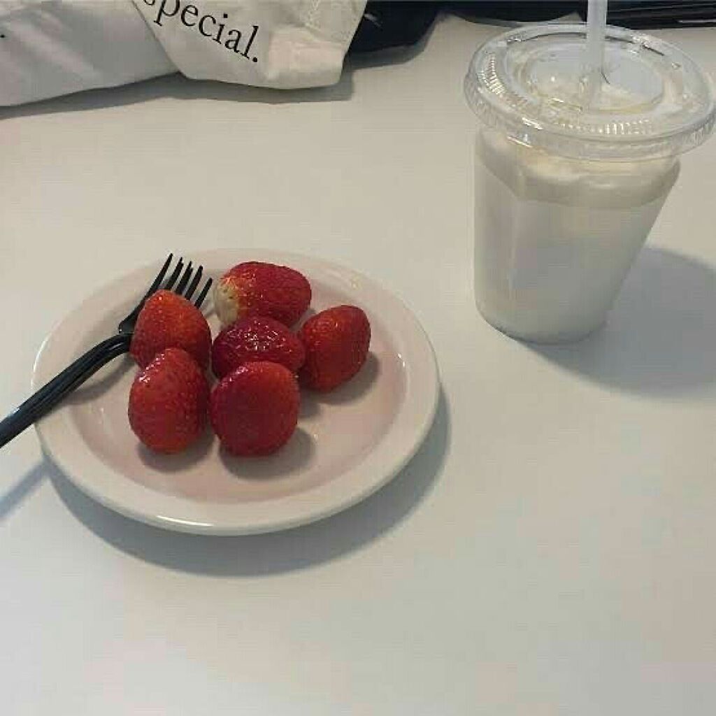 유이 on LIPS 「フォロワー100人ありがとうございます☺今後とも頑張るのでよろ..」(1枚目)