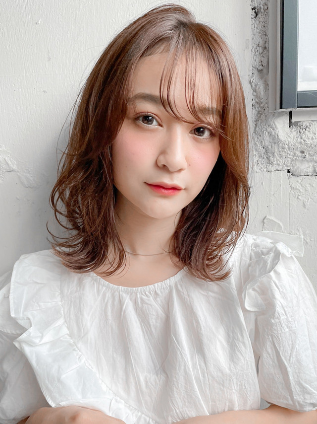 フリル付きのブラウスを着た女性