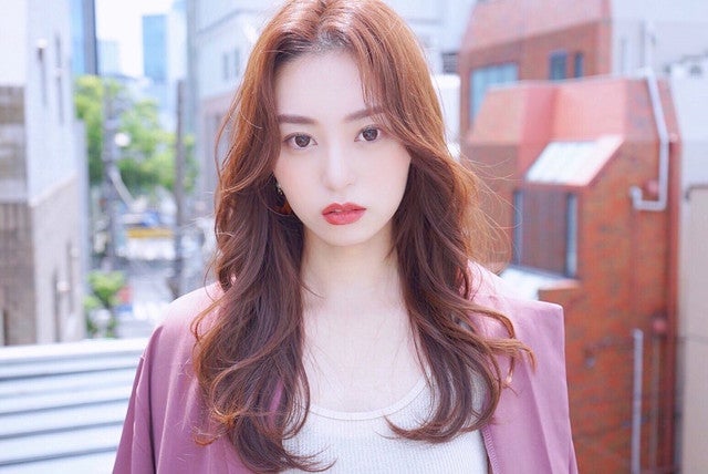 S字バングの女性