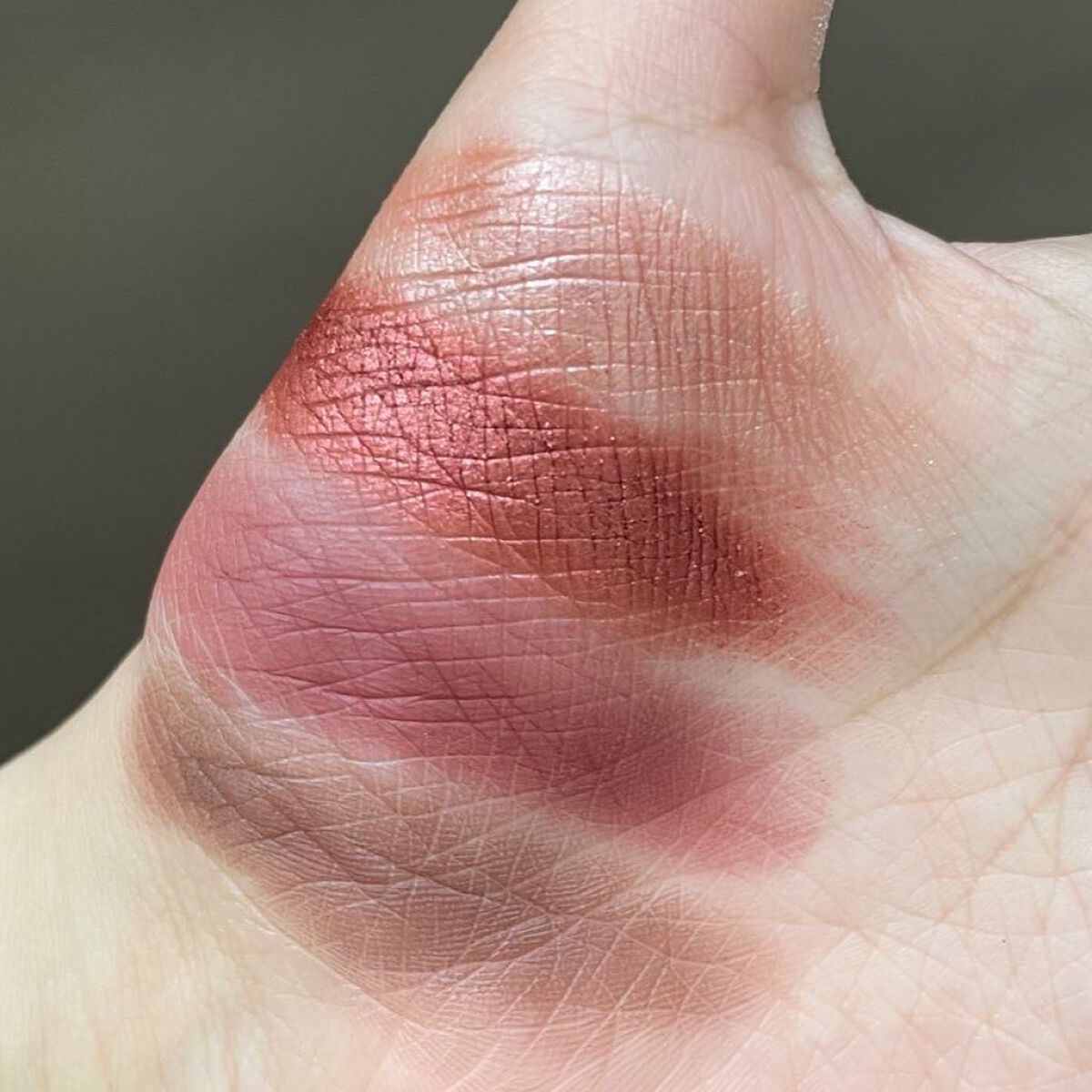 ⁡
&be
パレットアイシャドウ
ロゼブラウン
⁡
⁡
ずーっと可愛い！絶対似合う！と思いつつ
⁡
あまり実物を見る機会がなく、手を出せずにいたのですが先日見かけて即購入◎

⁡
発色が素晴らしく良いのですが、それ故に事故りやすい。
⁡
ブ