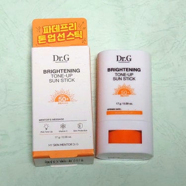 ■Dr.G
ブライトニングアップサンスティック SPF50+ PA++++


Dr.Gさんにレビューのお礼としていただきました。
投稿義務のないプレゼントです。

ピンクみのある繰り出し式の日焼け止め。
メイクアップ効果でほんのりトーンアップします。
微かにパウダリーな香り。ほとんど気になりません。
私は固形の状態でムラなく塗るのが難しく感じた。
指でちゃちゃっと馴染ませられるのがありがたい。
外出時に手とか腕とかに使うと顔とのトーンの差が
なくなりそうで、夏に活用したいと思ってます。
しっとりした塗り心地なのも嬉しい🤗



#提供の画像 その0