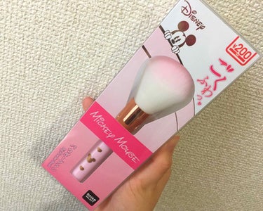 ダイソー商品のごくふわシリーズです❄  
ミッキーとのコラボのパウダーブラシを購入しました🐶❤️
LIPSでミッキーのブラシが発売されたのを知り大きめのダイソーに行くと売っていました💗

200円商品な