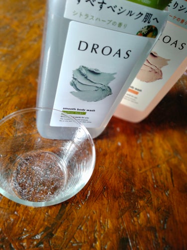 DROAS クレイボディウォッシュ モイストのクチコミ「透明のボディーソープ🧼
シリーズによって洗い上がりは違いますが、香りはとっても良いです✨

背.....」（3枚目）