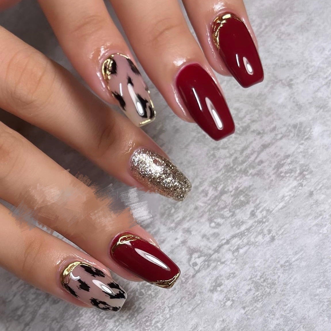 R🦄💜フォロバ on LIPS 「#サロンネイル記録ネイル記録です♥️ボルドーにゴールドラメ、レ..」(1枚目)