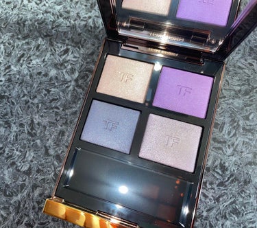 TOM FORD BEAUTY アイ カラー クォード 28A デイドリーム

廃盤になってしまってからどうしてもほしくなったので意地で手に入れたデイドリームです😌

青みの強い美しい紫で本当に美しい…