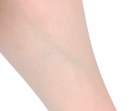 マットラディアンス ベイクドパウダー ハイライト01/ローラ メルシエ/パウダーハイライトを使ったクチコミ(2枚目)