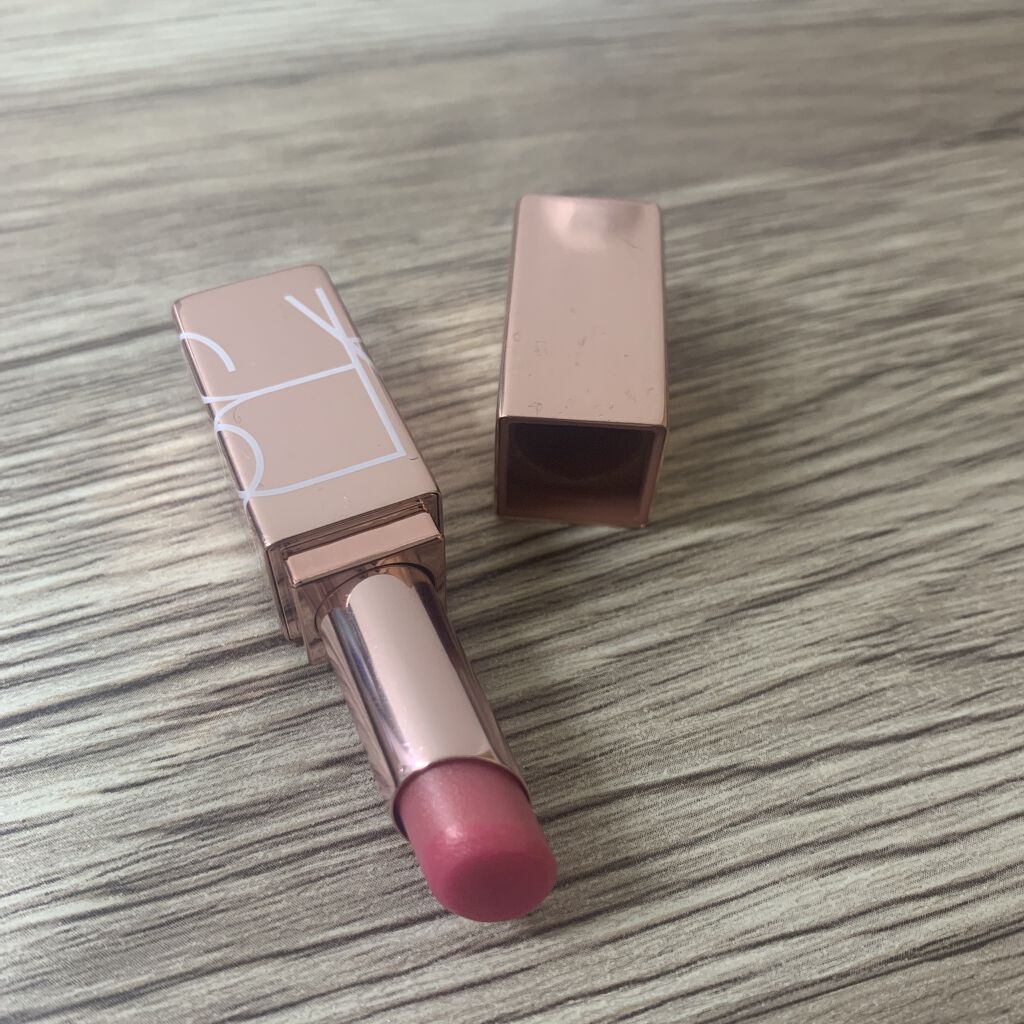 NARアフターグロー リップバーム3420番レビュー🤍

お友達からバースデープレゼントでミニサイズをいただきました！

少しラメ感のあるリップバームでマスク生活でも使いやすい👌ティントに重ねるとかわいい〜色っぽくぷっくり唇に💋

こ