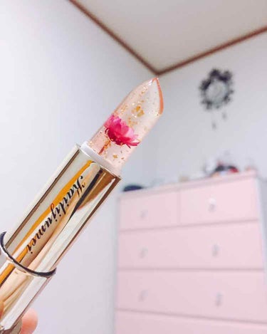 ずっと欲しかったカイリジュメイのリップ💄
透明なのに唇に塗ると自分の唇の体温でほんのり赤くなってくれて本当にお気に入り😍

まだ使ってる途中だけどこの花のところまでいったら花はどうなるのかなと不思議に思