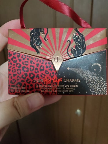 Charlotte Tilbury  ミニ ホットリップス チャームのクチコミ「こんばんわ❗今回はCharlotteTilburyのMINI Hot Lips CHARMSで.....」（1枚目）