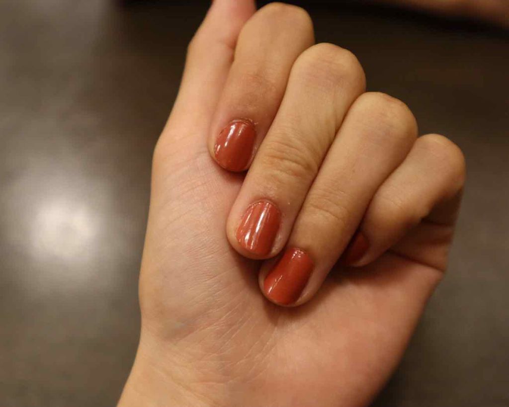 yuun on LIPS 「かわいいかわいい秋色最高に可愛いテラコッタ色ネイル💅💗この色絶..」(1枚目)