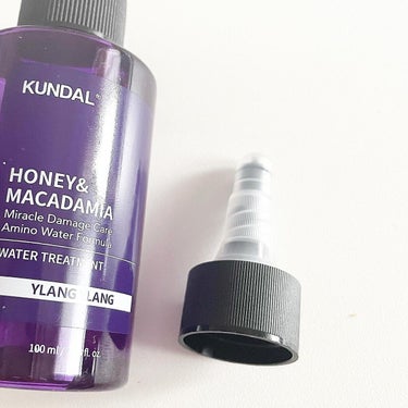 💜【 KUNDAL 】KUNDALウォータートリートメント 03.Ylang Ylang 💜

━━━━━━━━━━━━━━━

韓国ブランド KUNDAL の
ウォータートリートメント！
@lipsjp で クーポン配布を
している時に購入しました🥹

本当に水のようにサラサラとした使い心地で
正直つけてる感はあんまりないです🧏🏼‍♀️
洗い流す時も
特別しっとりした感じもなくて
初日かなり不安でしたが、
ドライヤーをする時に
明らかに髪の毛がサラサラしているのに気づきました！！🌙*ﾟ
指通りが良くなった感じ。

他の方のレビューを後々見ても
サラサラになる！って言う方が
多いのでこの感覚は間違いないのかも🧏🏼‍♀️

推しポイントとして 香りがかなりいいです🥹💖
イランイランの香り、おすすめです🤍🌸

まだ使い始めてちょっとなので
なんとも言えませんが
なんとなくいい感じです✌️

詳しいことはまた 使い切りレビューで
お話します🥹

━━━━━━━━━━━━━━━

𝕋𝕙𝕒𝕟𝕜 𝕪𝕠𝕦 ❤︎" ғᴏʟʟᴏᴡ

Instagram / Lulucos / lemon8
🆔 pikosme
こちらもよろしくお願いします！

#kundal #クンダル #ウォータートリートメント #ヘアケア #トリートメント #韓国コスメ #韓国コスメレビュー #韓国コスメ購入品 #いいね返し  #購入コスメレポ  #韓国コスメ沼 の画像 その1