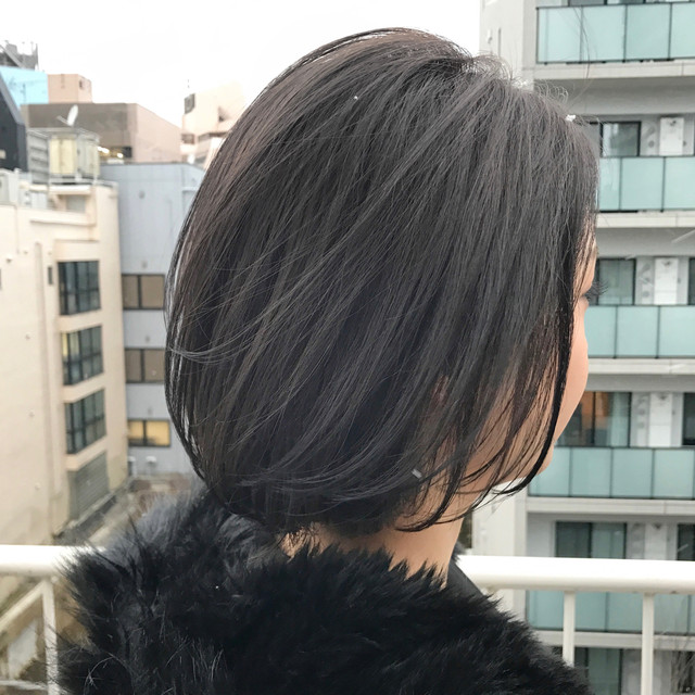 アッシュグリーンカラーのボブスタイルの女性