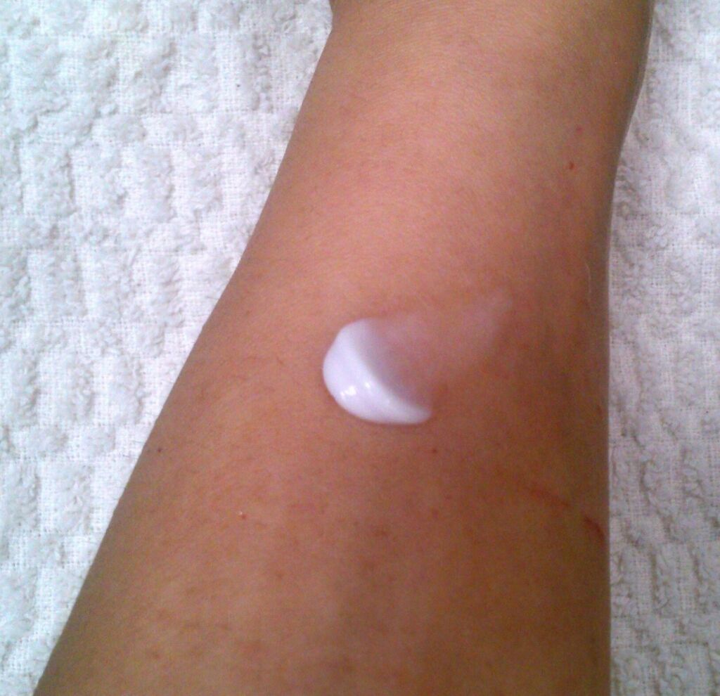 ディアフローラ オイルイン ハンド＆ネイルクリーム ホワイトジャスミン/マンダム/ハンドクリームを使ったクチコミ（2枚目）