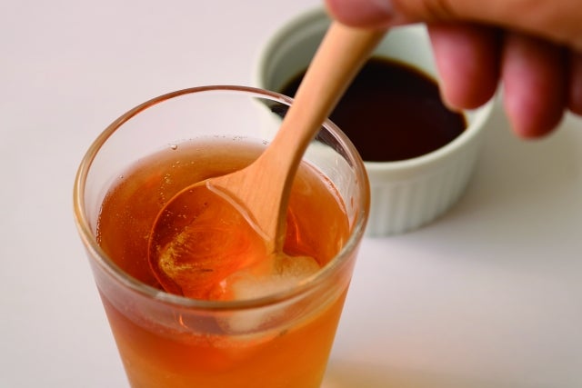 黒酢を混ぜる様子