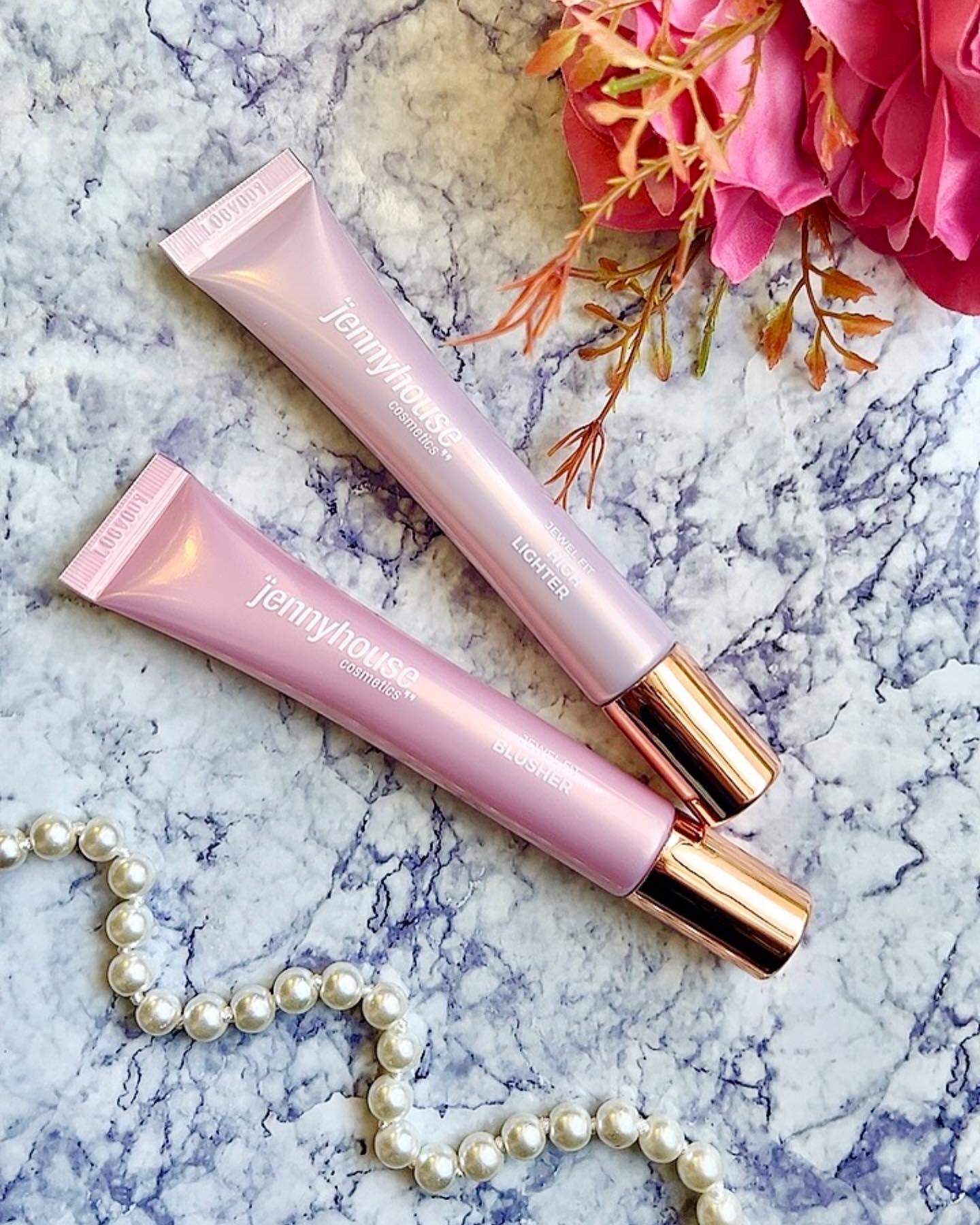 jennyhouseのハイライター💆‍♀️💗
.
愛の不時着のソン・イェジンのメイクを手がける、
韓国のヘアサロンjennyhouseのトップスタイリストも愛用している
ジェニーハウスコスメティックのハイライター💗
とっても発色がよく