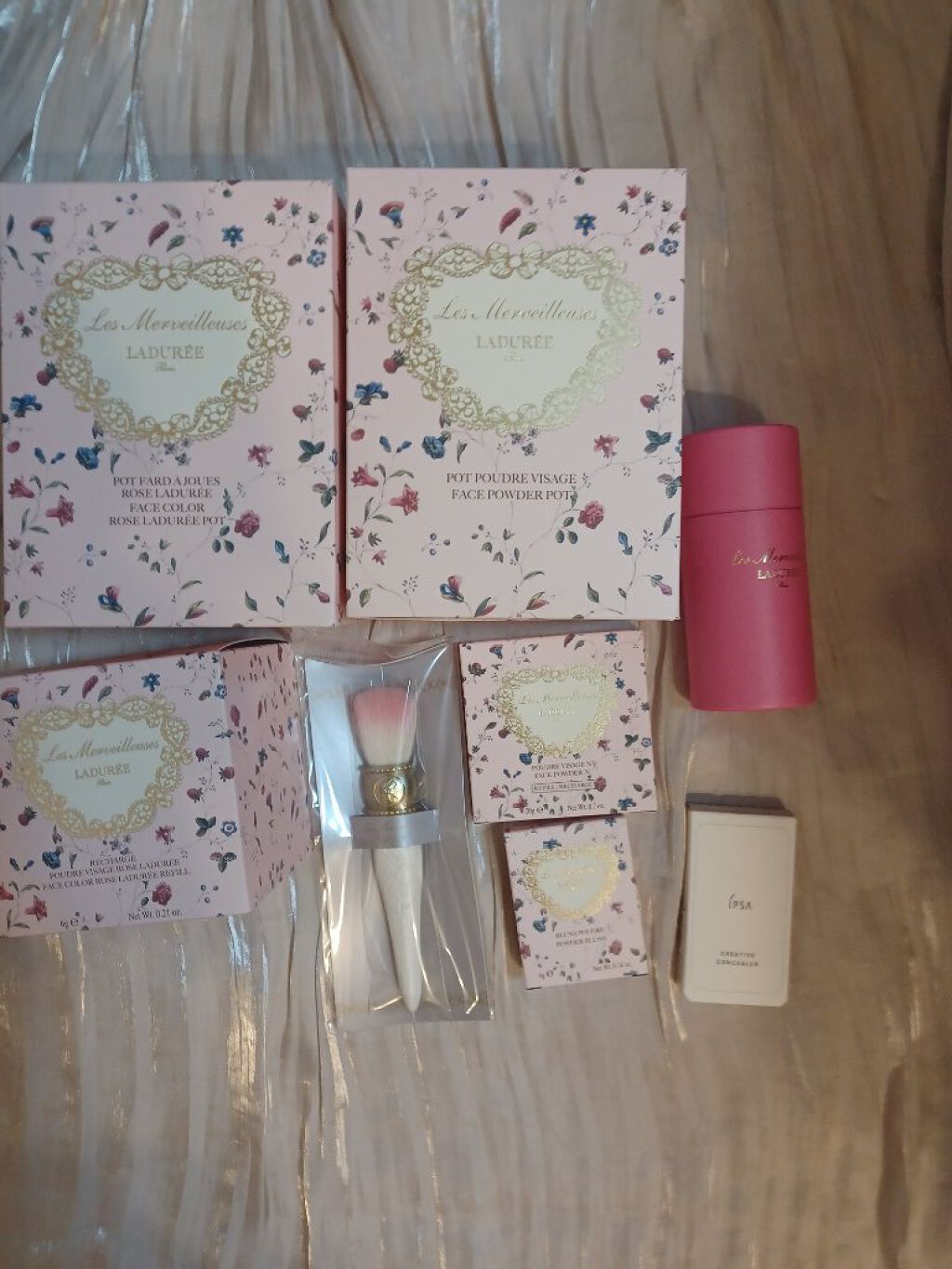 皆様いつも、いいね、フォロー、クリップ、コメントありがとうございます( ⁎ᵕᴗᵕ⁎ )❤︎

#10月デパコス購入品    です。

ラデュレとイプサのメイク物を購入しました。

まだ買ったばかりで開封はしていないので💦

きちんと使って