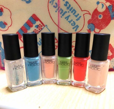 NAIL HOLIC
左からSP042、BL917、PK808、GR709、PK813、SP031
とにかく軽いつけ心地。爪に息苦しい感じや違和感を感じないのでつけているのを忘れてしまいそうになる。
S