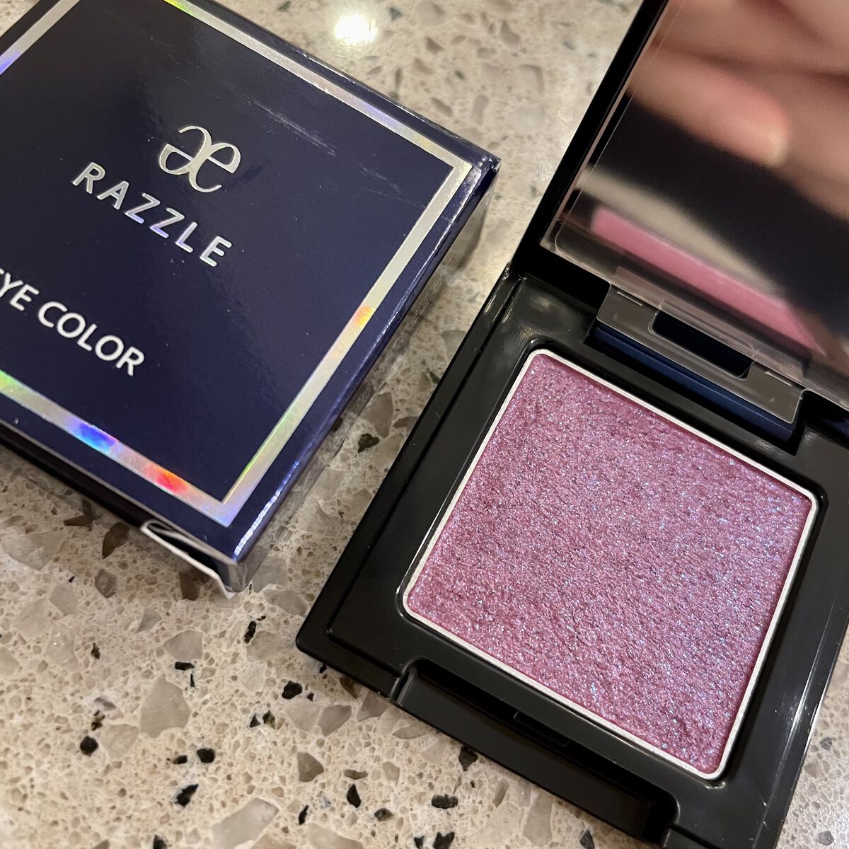 ラズル アイカラー 26 Neon purple/エレガンス ラズル /単色アイシャドウを使ったクチコミ（1枚目）