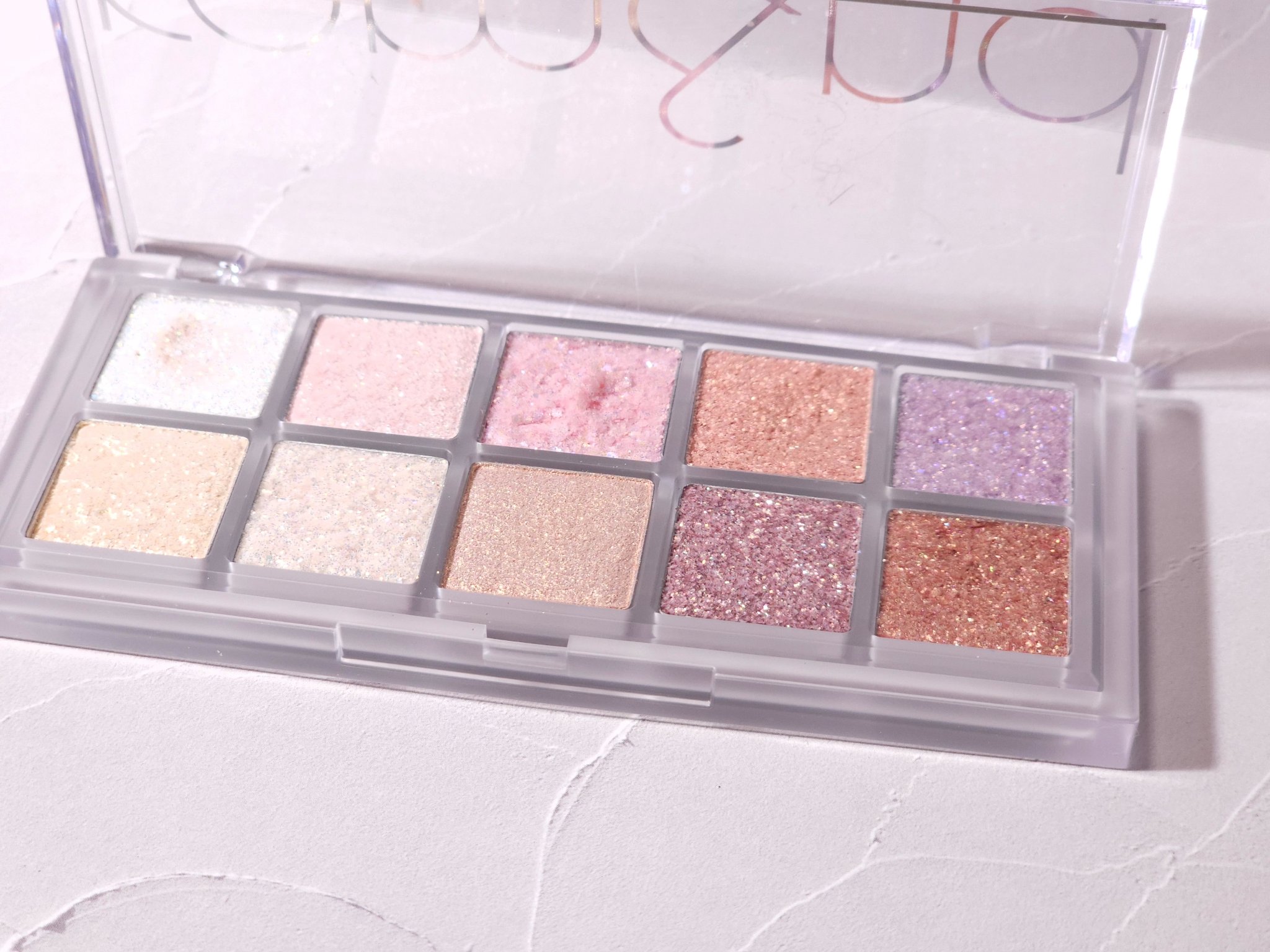 今だから勧めたい。ロムアンドのザクザクアイシャドウパレット

rom&ndベターザンパレット 00 ライト&グリッターガーデン

これはラメに強いロムアンドが全部ラメのパレットを作ったらこうなった！的なノリの最強ラメパレットです。

デパコ