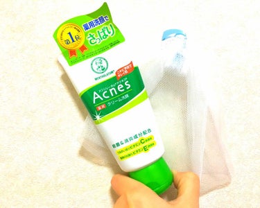 ☺︎Acnesの薬用クリーム洗顔
すごく敏感肌で皮膚科でもらった薬でもなかなか細かいニキビが治らなくて悩んでました😫
前までは同じAcnesの泡で出てくる洗顔を使っていて泡だてネットを買って自分で泡だす