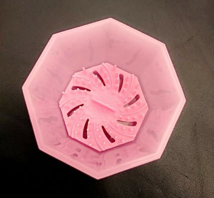 DAISO メイクブラシクリーナーのクチコミ「こちらはDAISO メイクブラシクリーナーです☺
洗浄液を入れてメイクブラシをくるくると回.....」(3枚目)