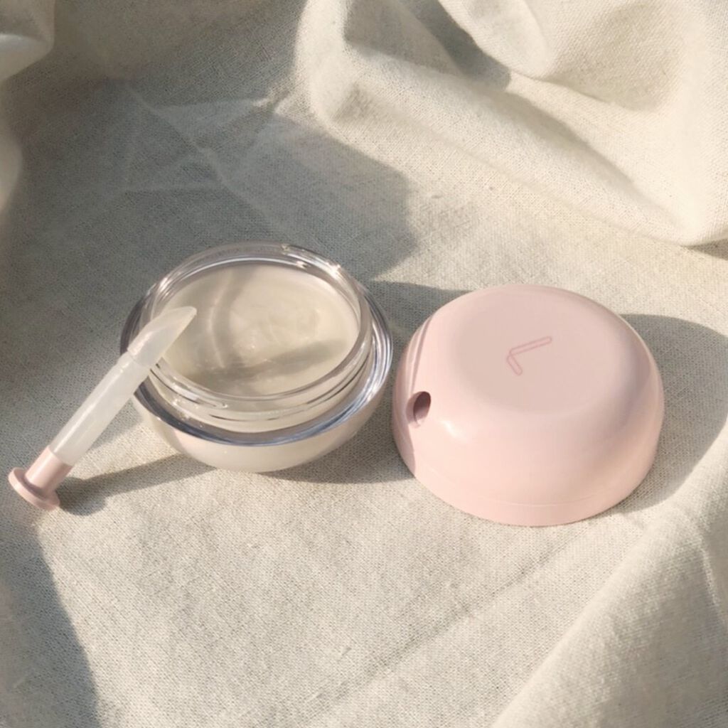 ラネージュ　
リップトリートメントバーム 10ml💓

大人気韓国コスメ🇰🇷ラネージュから
リップトリートメントバームが
新しく出たと言うことで、

最近乾燥もひどい韓国なので、
試しに買ってみました🎄

韓国は冬でも床暖房が
完備