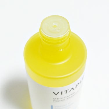 【ビタプル　リペア エッセンスローション】

8月21日に発売になった「VITAPURU（ビタプル）」のローションをお試ししました。

「VITAPURU（ビタプル）」はあらゆる肌悩みの原因（※乾燥による）にアプローチし、すこやかな透明美肌に導く新スキンケアブランドで、ビタミンと乳酸菌の美肌効果に着目しているそう。

肌トラブルをケアし、美肌環境を整えてくれるので、あれがちな肌でも毎日使える低刺激設計なんだとか。

洗顔後、セラム→ローション→ジェルクリームの順番で使います。

この「リペア エッセンスローション」は2番目、セラムのあと。

みずみずしく角層深くまで浸透するオイルフリー処方の化粧水で、バリア機能に大切なうるおいをすみずみまで届け、ふっくらキメのある肌に整えます。

オイルフリーということもあって、しゃばしゃば、サラサラな感じ。

手で使ってもコットンを使ってもどちらでもOK。さっぱり使えるのが好印象。

肌なじみもよく、なじんだあとはしっとり仕上がるのが良いです。

余計な香りもなく、べたつきも残らないので、使いやすいなと思いました。

#PR
#VITAPURU
#ビタプル
#わがまま肌を応援
#新作コスメ
#スキンケア
#ビタミンCの画像 その1