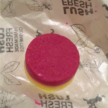 LUSHのバスオイル💕
メルティングマシュマロモーメントという名前です( *  ›ω‹ )

その名の通り、お湯に入れるとじんわり溶けます。
バスオイルというだけあって、油分でペタペタします。手で触った